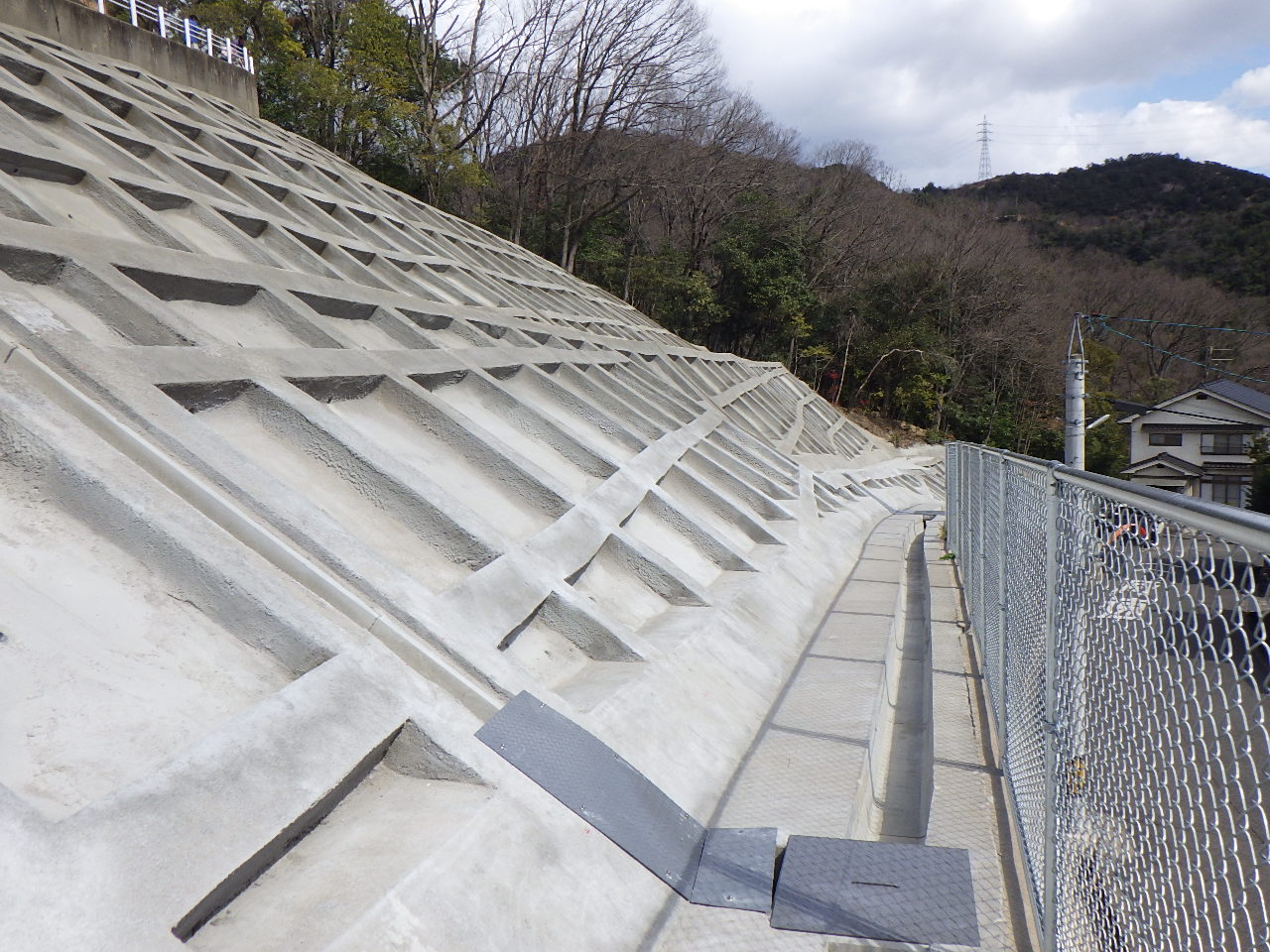 奈良津配水池法面崩壊対策工事の3枚目の画像
